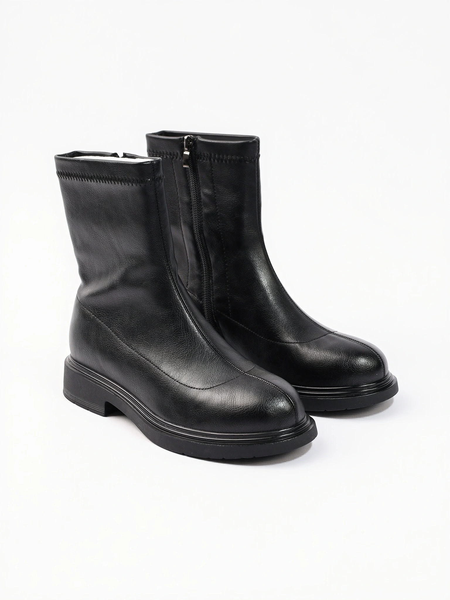 Ботинки черного цвета на низком каблуке